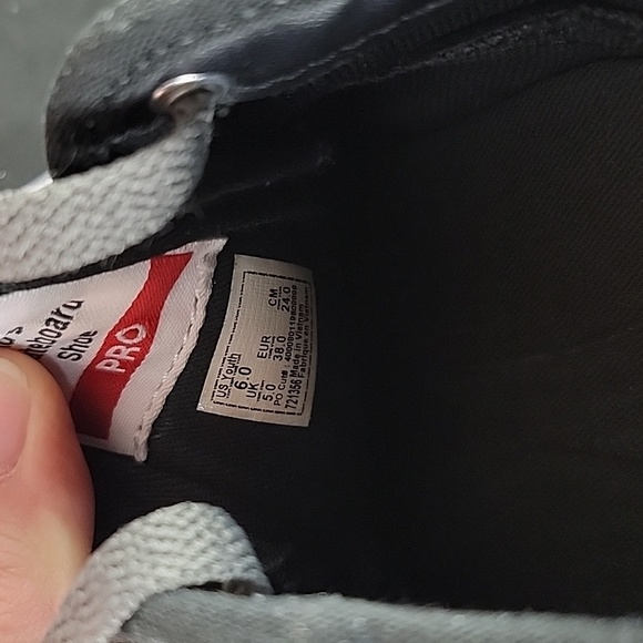 VANS PRO SKATE LOWTOPS, WOMANS SIZE 7.5 EUC - Picture 11 of 11